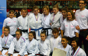Valentine championne 3ème du championnat de France par équipe cadette avec de calvados judo