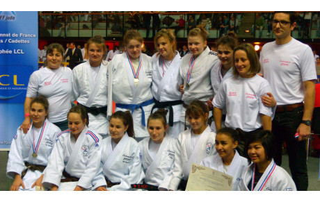 Valentine championne 3ème du championnat de France par équipe cadette avec de calvados judo